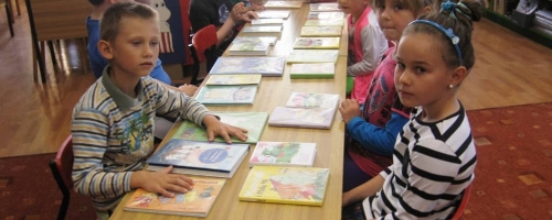 Dzieci ze Szkoły Podstawowej w Długołęce w Bibliotece
